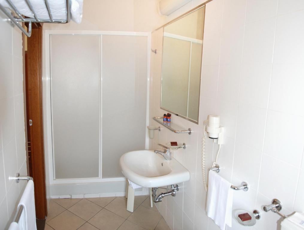 Hotel Olimpic Castel Maggiore Exterior photo